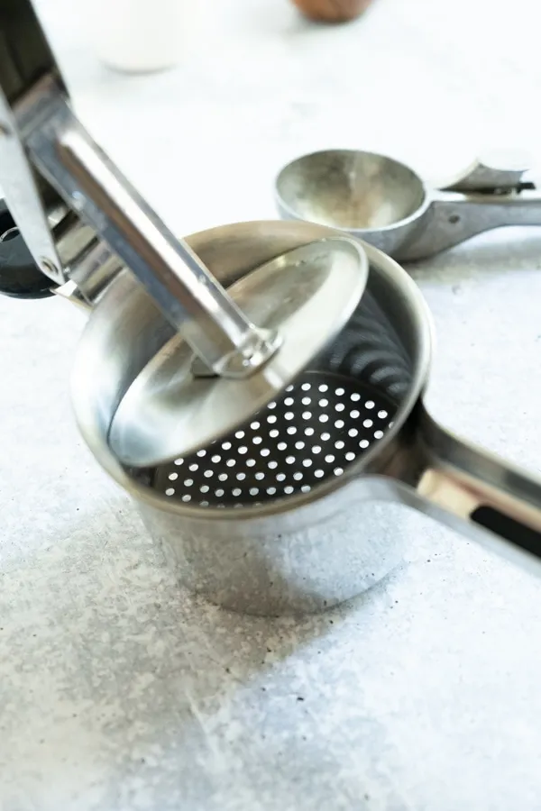 Ein Handmixer und eine Schüssel mit Sahne, bereit zum Aufschlagen