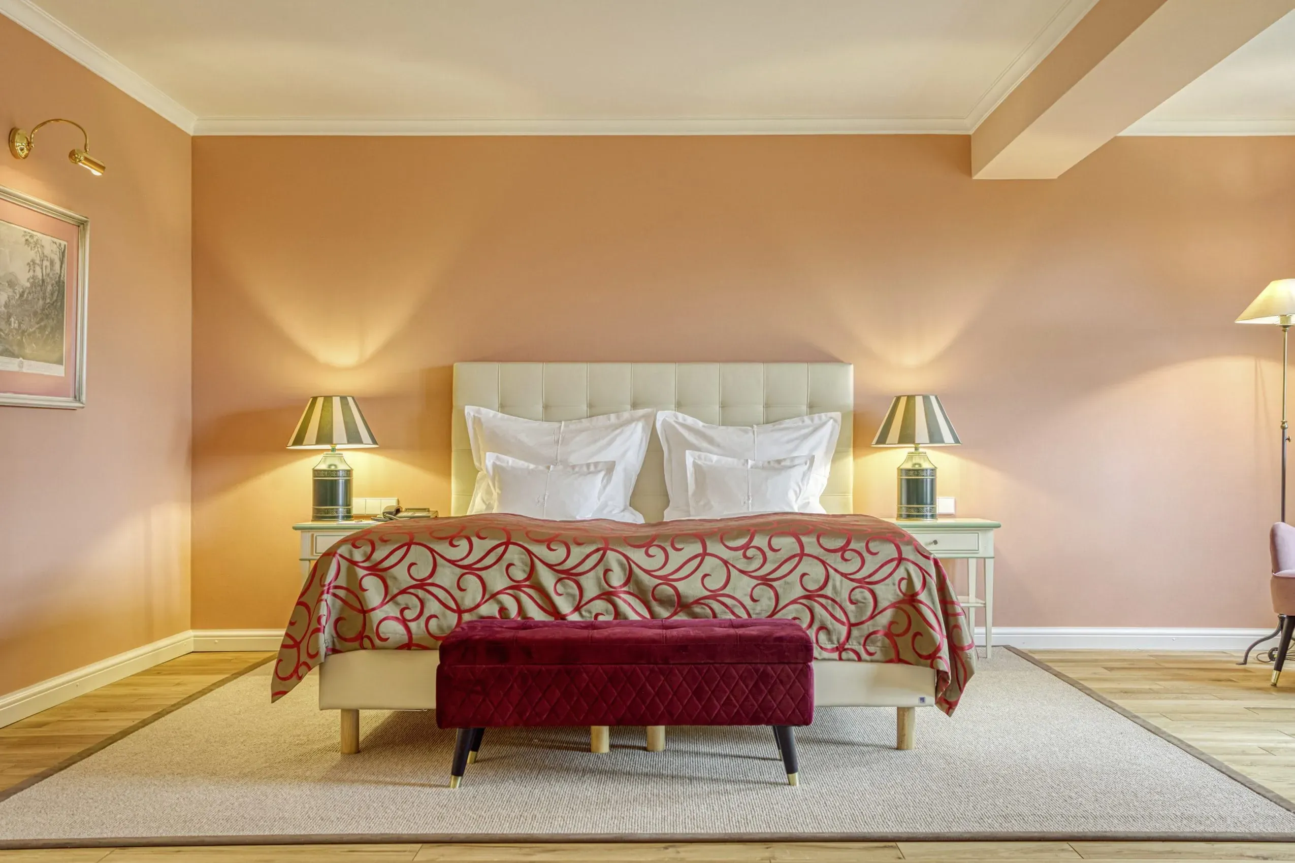 Ein helles Doppelzimmer mit elegantem Doppelbett im Wald- &amp; Schlosshotel Friedrichsruhe, das luxuriösen Komfort für Gäste und ihren Hund bietet.