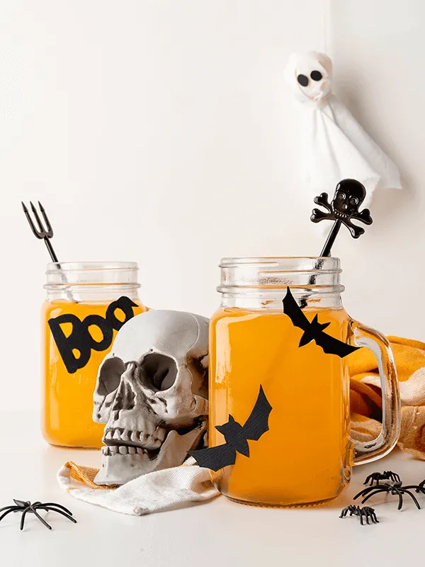 Ein herrlich herbstlicher, alkoholfreier Kürbispunsch mit Zimt und Granatapfelkernen für Halloween.