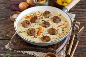 Ein herzhafter Eintopf mit Fleisch, Gemüse und Kartoffeln, typisch für die deutsche Küche.