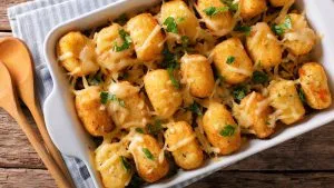 Ein herzhafter Kroketten-Mett-Auflauf mit geschmolzenem Käse überbacken.