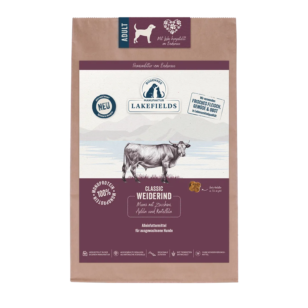 Ein Hund frisst glücklich Trockenfutter aus einem Napf