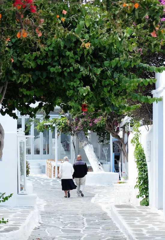 Ein idyllischer Innenhof mit blühenden Bougainvilleas in Mykonos Stadt, lädt zum Verweilen und Entspannen ein