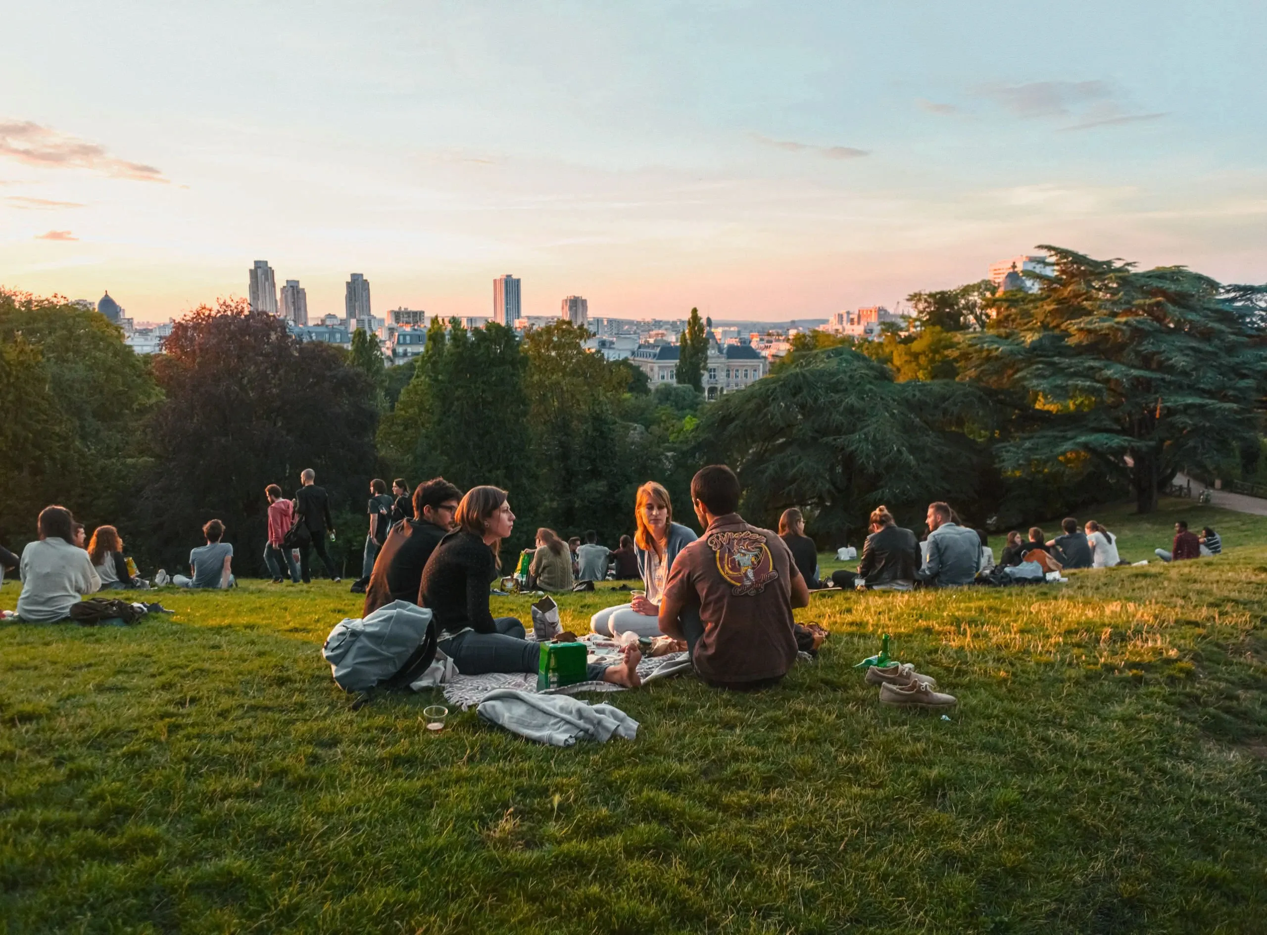 Ein idyllischer Weg im Park Buttes-Chaumont in Paris