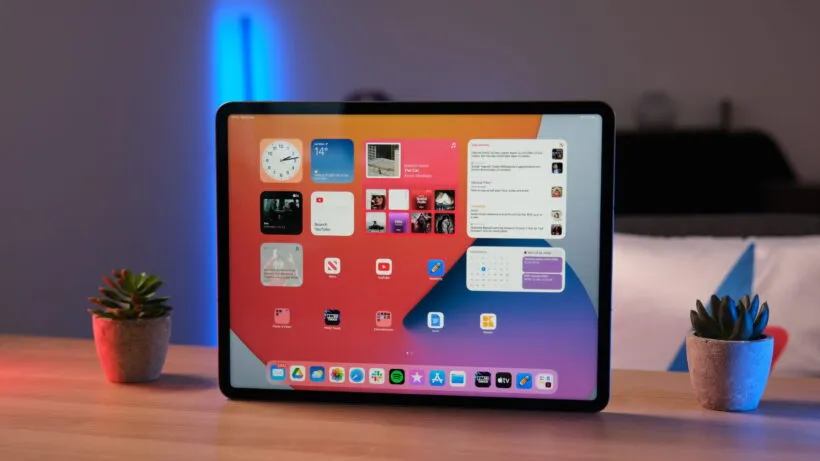 Ein iPad Pro M2 mit aktiver ProMotion Anzeige, das flüssiges Scrollen und reaktionsschnelle Interaktionen demonstriert.