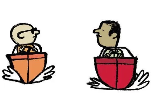 Ein Kanal in Empuriabrava, Spanien, mit modernen Häusern im Hintergrund