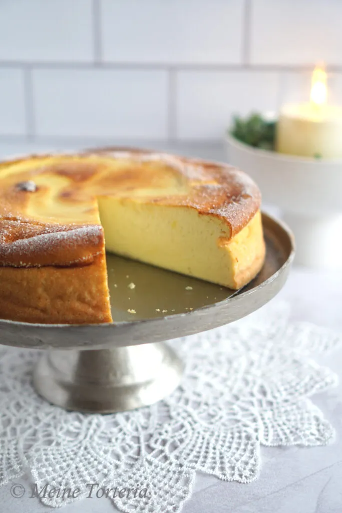 Ein Käsekuchen ohne Boden mit Erdbeeren garniert