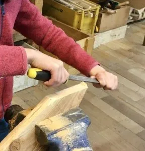 Ein Kind schleift ein Werkstück