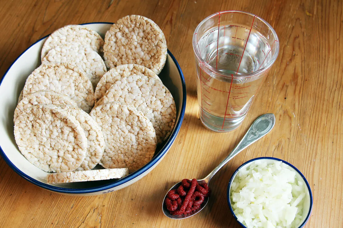Ein klassisch angerichteter Mettigel aus veganem Mett mit Brezelstangen und Olivenaugen