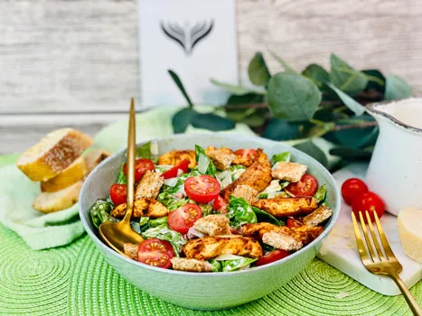 Ein klassischer Caesar-Salat mit knackigem Römersalat, Croutons und Parmesan