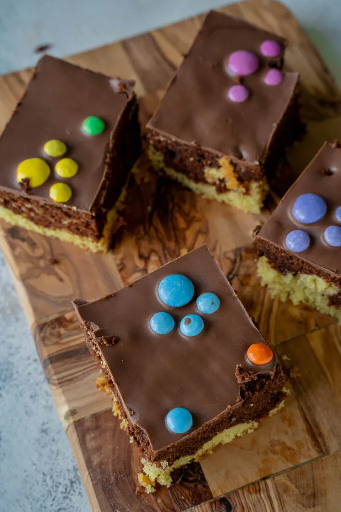 Ein klassischer Marmorkuchen, verziert mit einer Schokoladenglasur und bunten Smarties, zeigt das Potenzial für kreative Verzierungen.