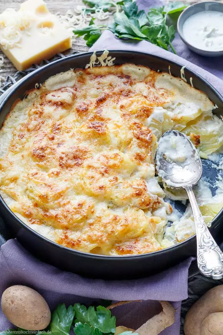 Ein klassisches, golden gebackenes Kartoffelgratin, frisch aus dem Ofen serviert, mit einer knusprigen Käsekruste.