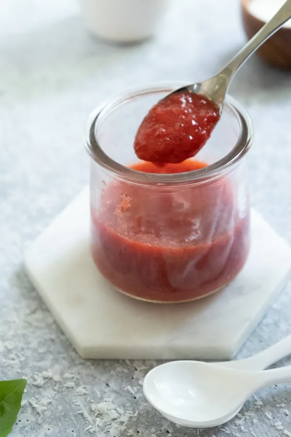 Ein kleiner Haufen geriebener weißer Schokolade als Parmesan-Ersatz
