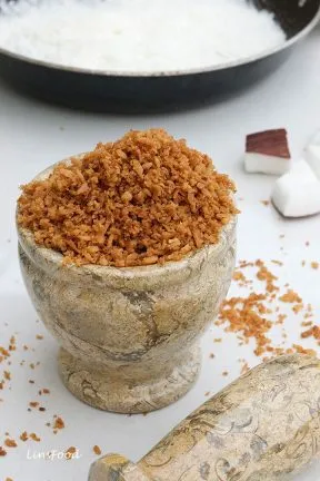 Ein kleiner Haufen Kerisik, der seine Textur und goldbraune Farbe zeigt