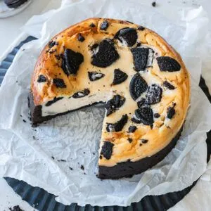 Ein kleines Bild des veganen Oreo Käsekuchens, der die hausgemachte Qualität und die Liebe zum Detail beim Backen widerspiegelt.
