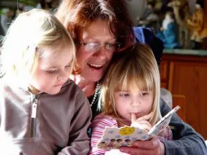 Ein Kleinkind in liebevoller Interaktion mit einer Erzieherin, die das Konzept von Bindung und Bildung in der Elementarpädagogik symbolisiert.