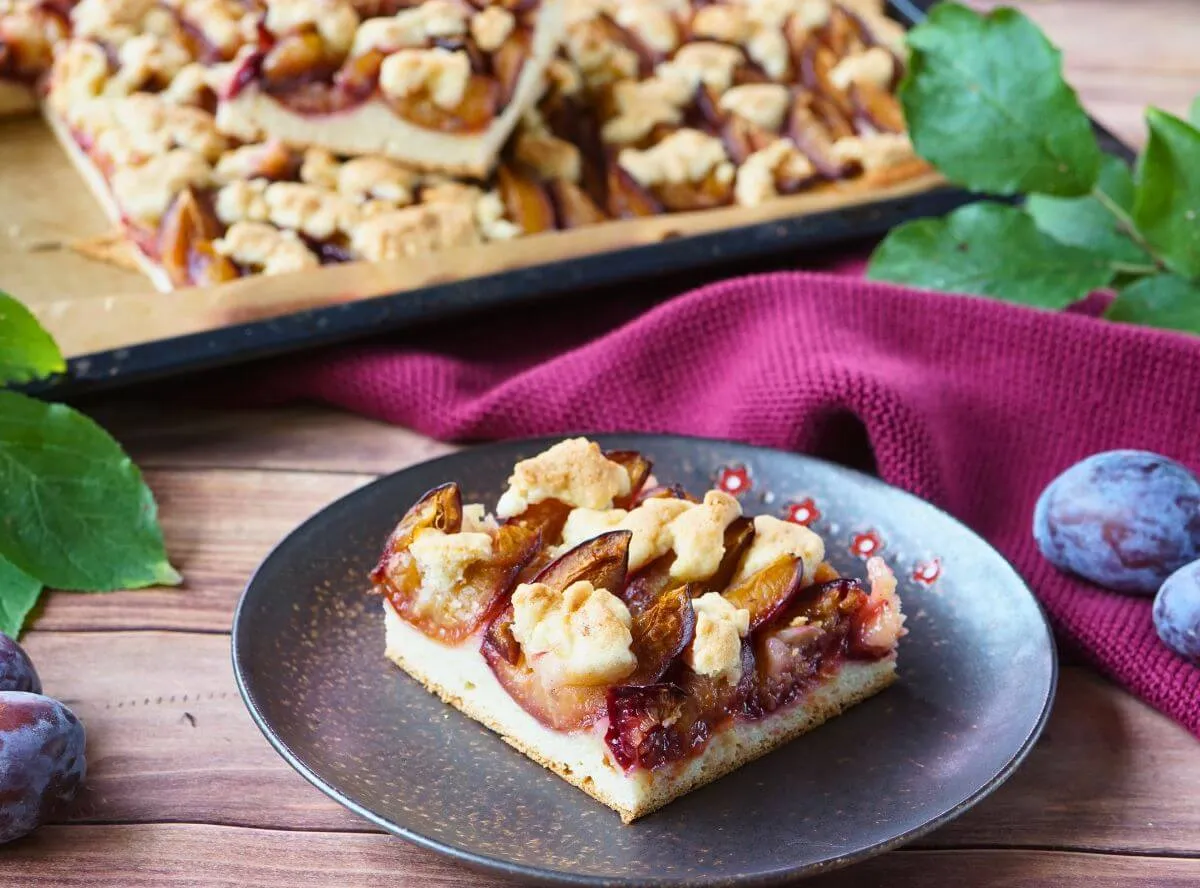 Ein knuspriger Pflaumenkuchen vom Blech mit Streuseln, ein klassisch deutsches Kuchenrezept