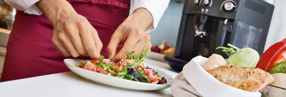 Ein Koch bereitet frische Zutaten für deutsche Rezepte zu