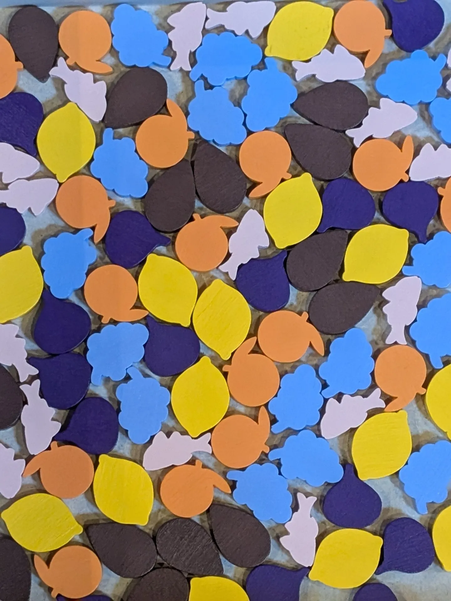 Ein Koch bereitet in einer rustikalen Küche traditionelle deutsche Gerichte zu, wobei er frische, lokale Produkte verwendet und das Handwerk der authentischen &quot;Finca Essen&quot;-Zubereitung zelebriert.