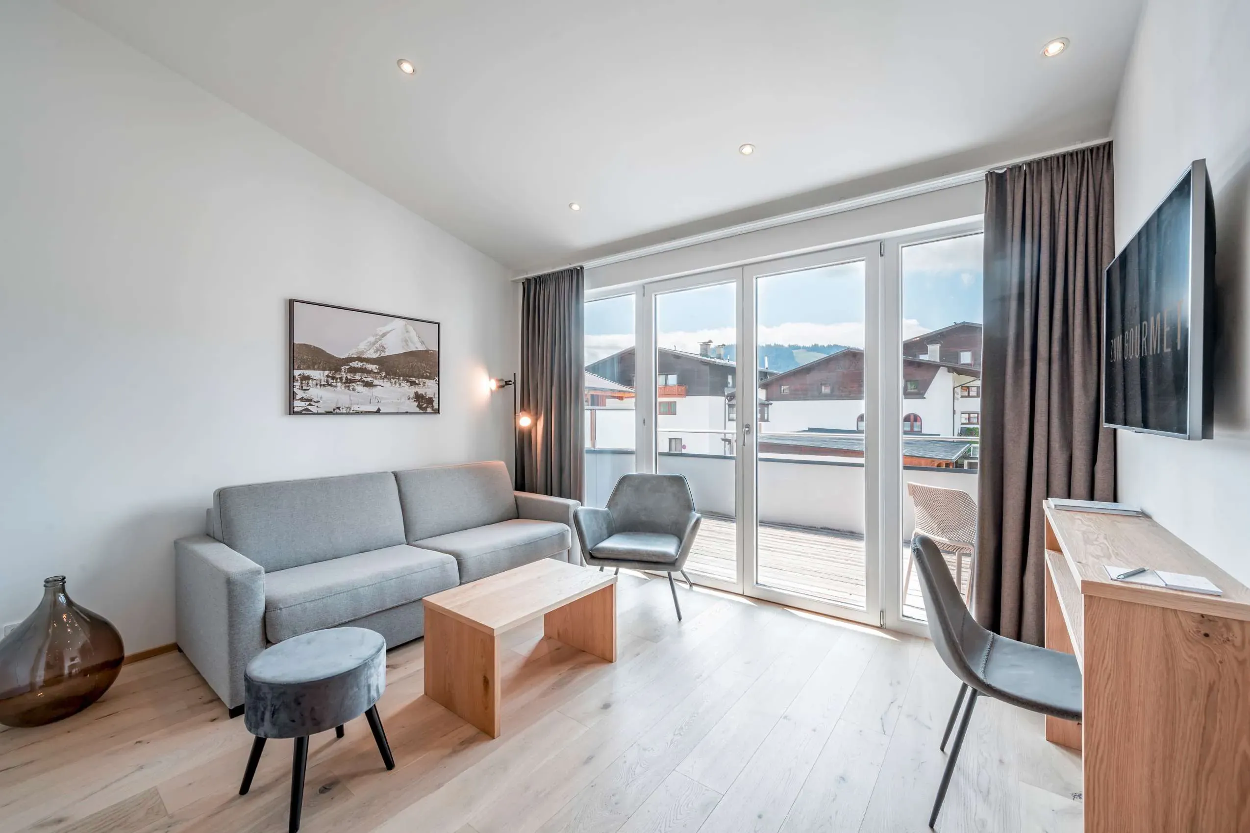 Ein komfortables Zimmer im Hotel Zum Gourmet in Seefeld in Tirol, das den Aufenthalt für Hundebesitzer und ihre Vierbeiner angenehm gestaltet.