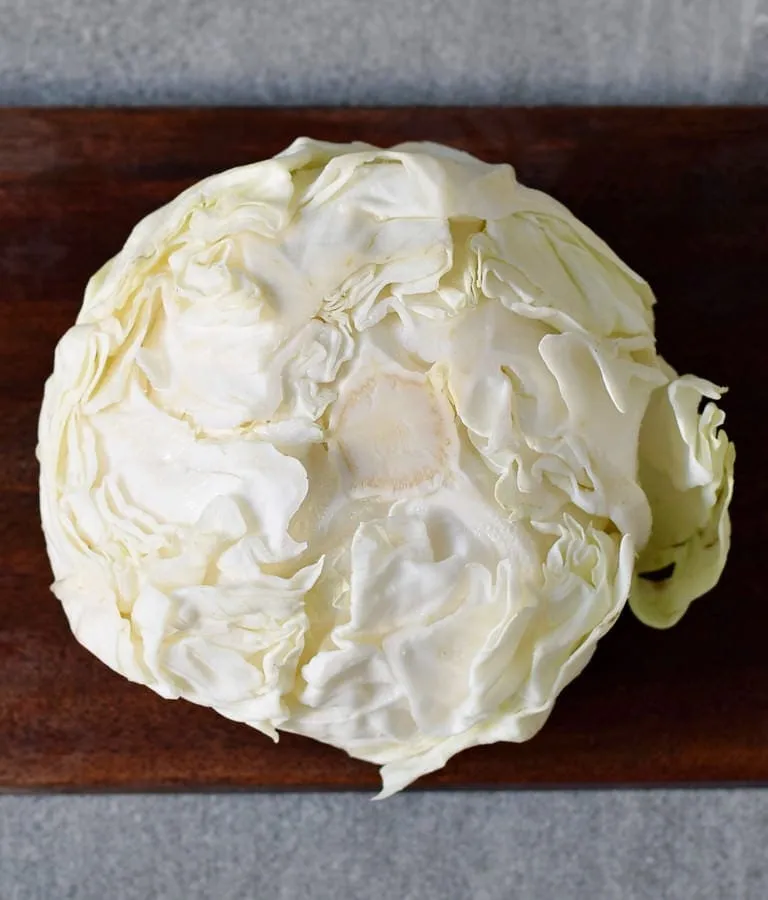 Ein Kopf Weißkohl auf Holzbrett