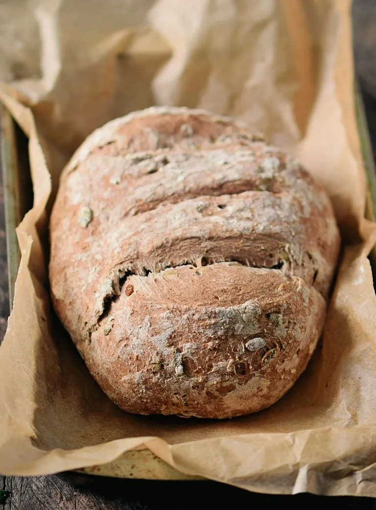 Ein köstliches, von oben angeschnittenes glutenfreies Buchweizenbrot, das die weiche Krume und knusprige Rinde zeigt