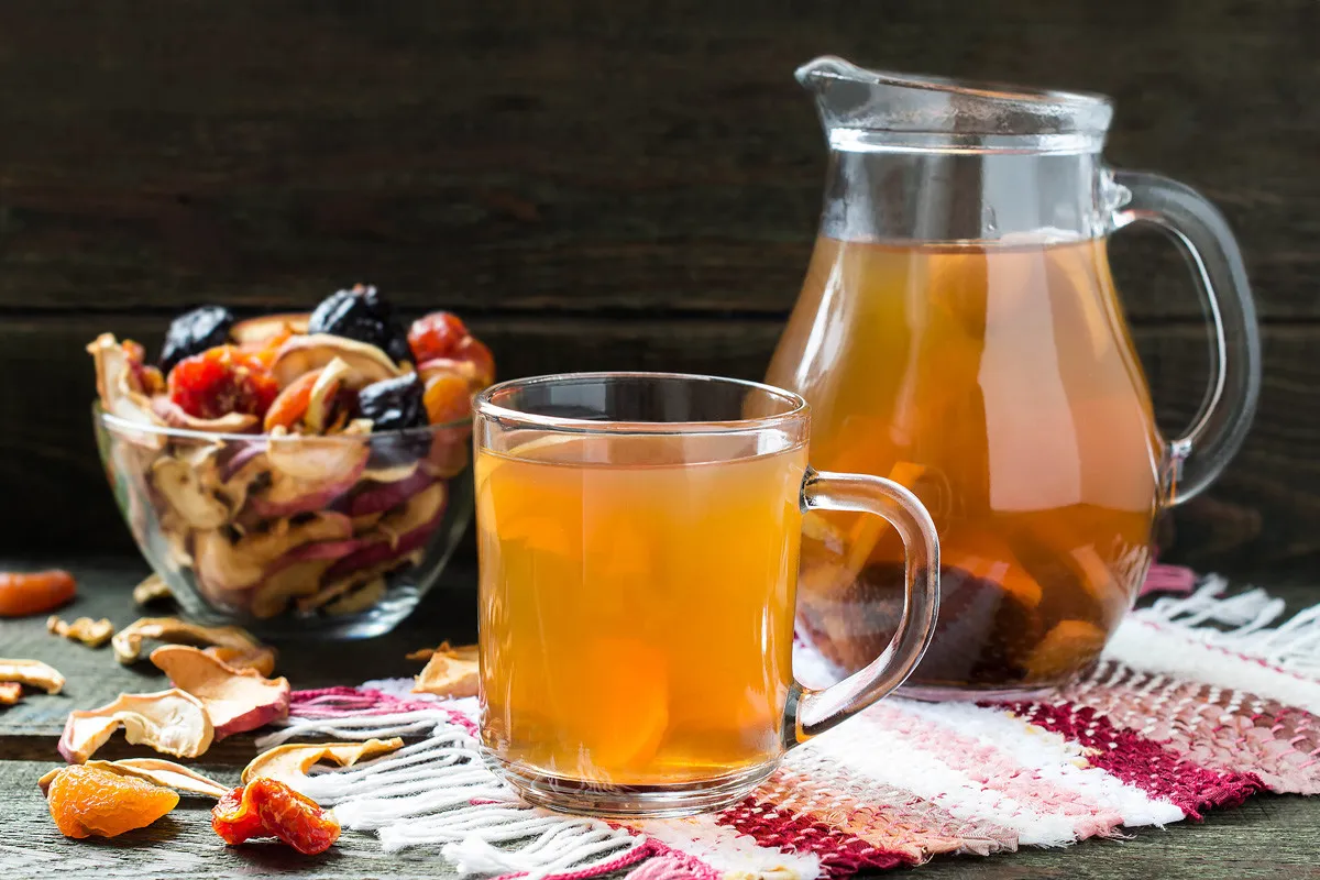 Ein Krug mit hausgemachtem Kompott, einem süßen Fruchtgetränk, das sowohl heiß als auch kalt genossen wird und oft zum Mittagessen serviert wird.