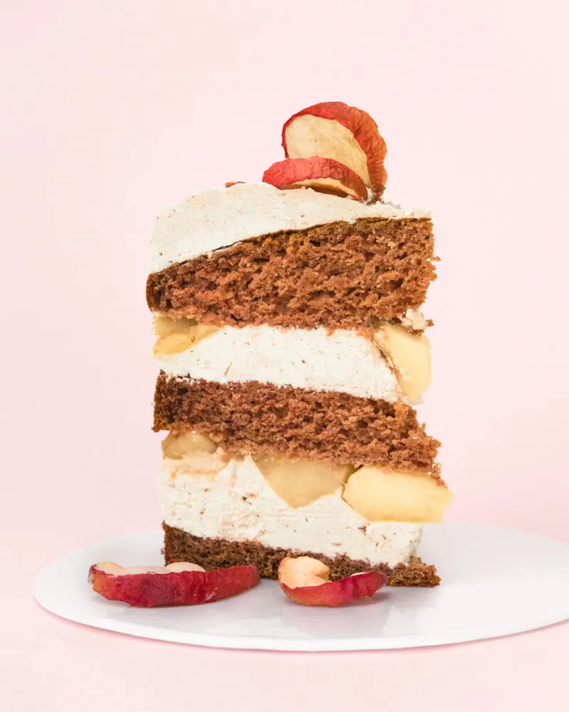 Ein Kuchenstück mit Buttercreme-Frosting