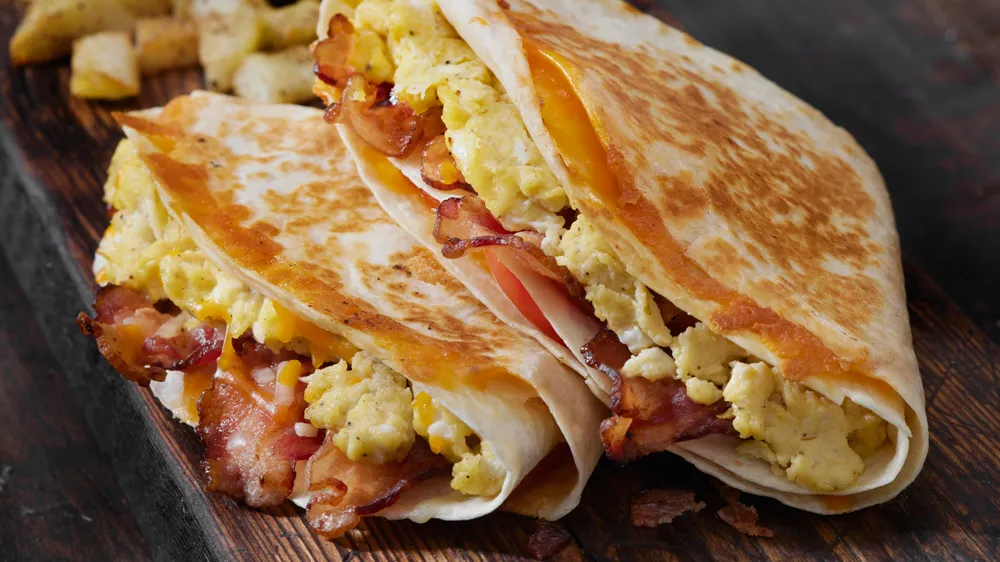 Ein kunstvoll gefalteter Tortilla-Wrap mit einer köstlichen Füllung, bereit zum Genießen.