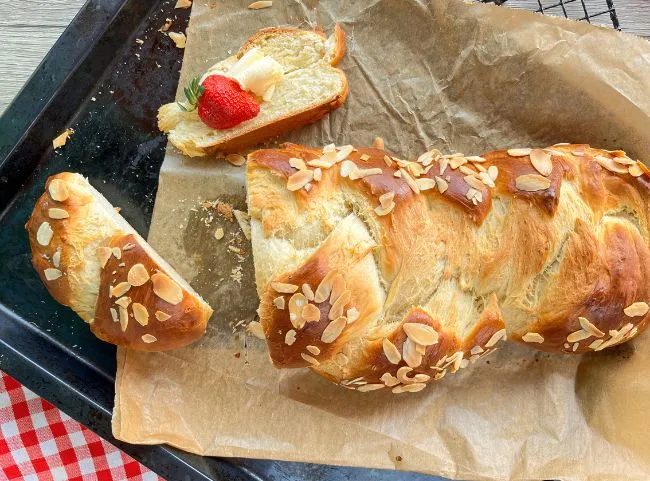 Ein kunstvoll geflochtener Hefezopf, gebacken mit Hilfe des Thermomix