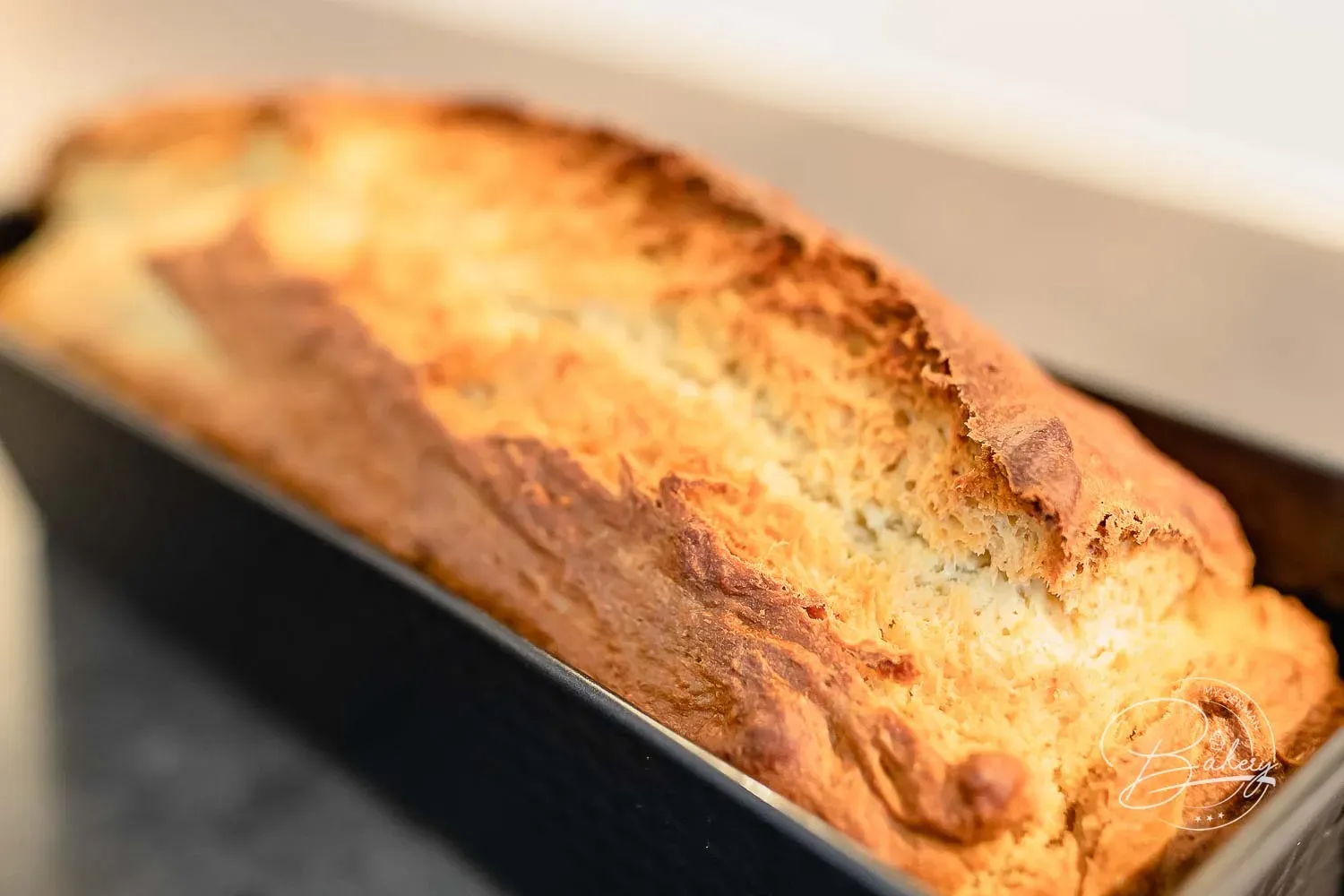 Ein Laib süßes Brot, frisch aus dem Ofen, mit einer herrlich duftenden Kruste.