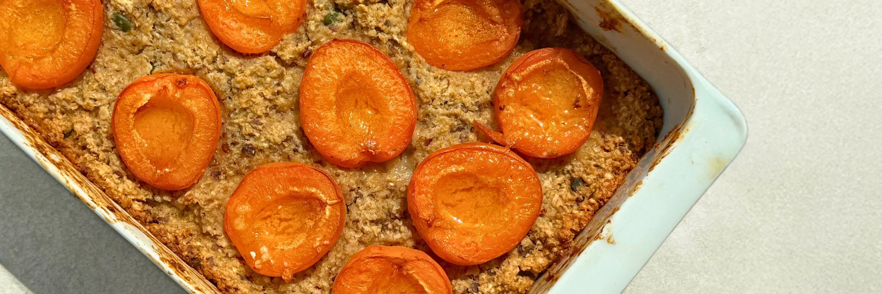 Ein leckerer Aprikosen-Oat-Bake, ein ideales histaminarmes Frühstück zum Vorkochen
