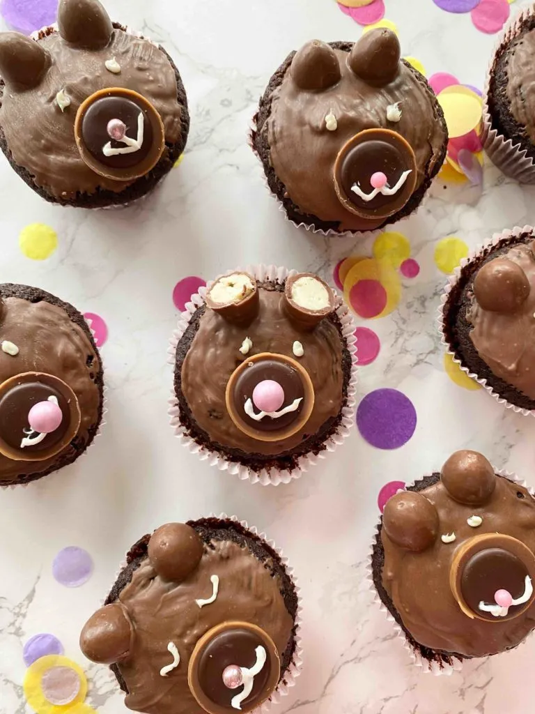 Ein liebevoll dekorierter Bärenmuffin, der das Herz erwärmt