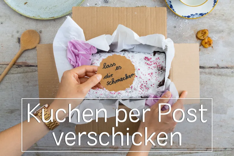 Ein liebevoll verpackter Kuchen in einem Versandkarton, bereit zum Verschicktwerden