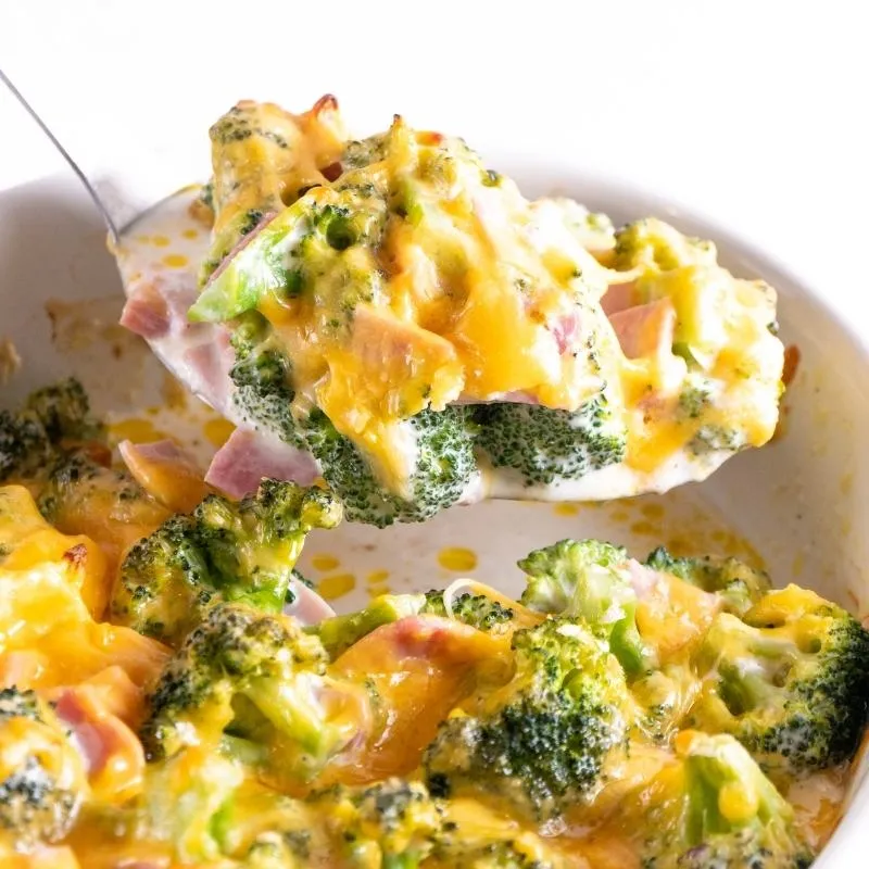 Ein Low Carb Brokkoli-Schinken-Sahne-Auflauf mit Käse überbacken