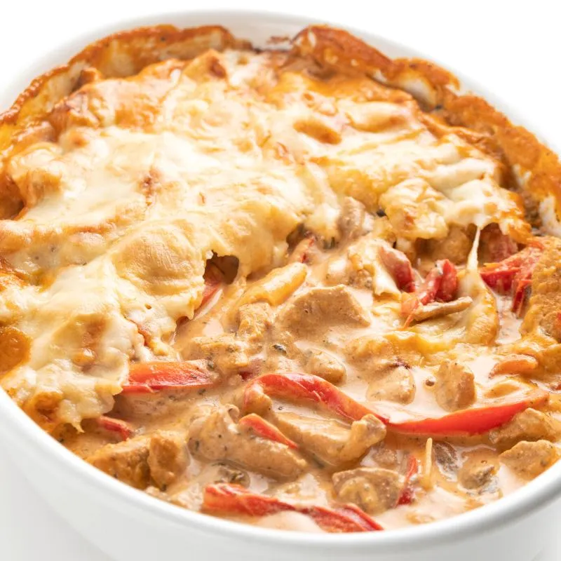 Ein Low Carb Gyros-Auflauf mit Metaxa-Sauce und Käse überbacken als Keto Abendessen