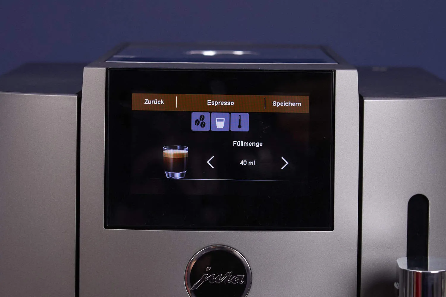 Ein Mann, der einen Kaffeevollautomaten bedient und dabei lächelt