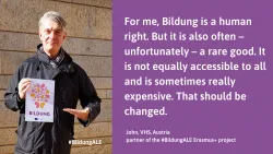 Ein Mann hält ein Bildung-Schild und ein Zitat über Bildung als Menschenrecht