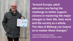 Ein Mann hält ein Bildung-Schild und ein Zitat über die Rolle von Erwachsenenbildnern in Europa