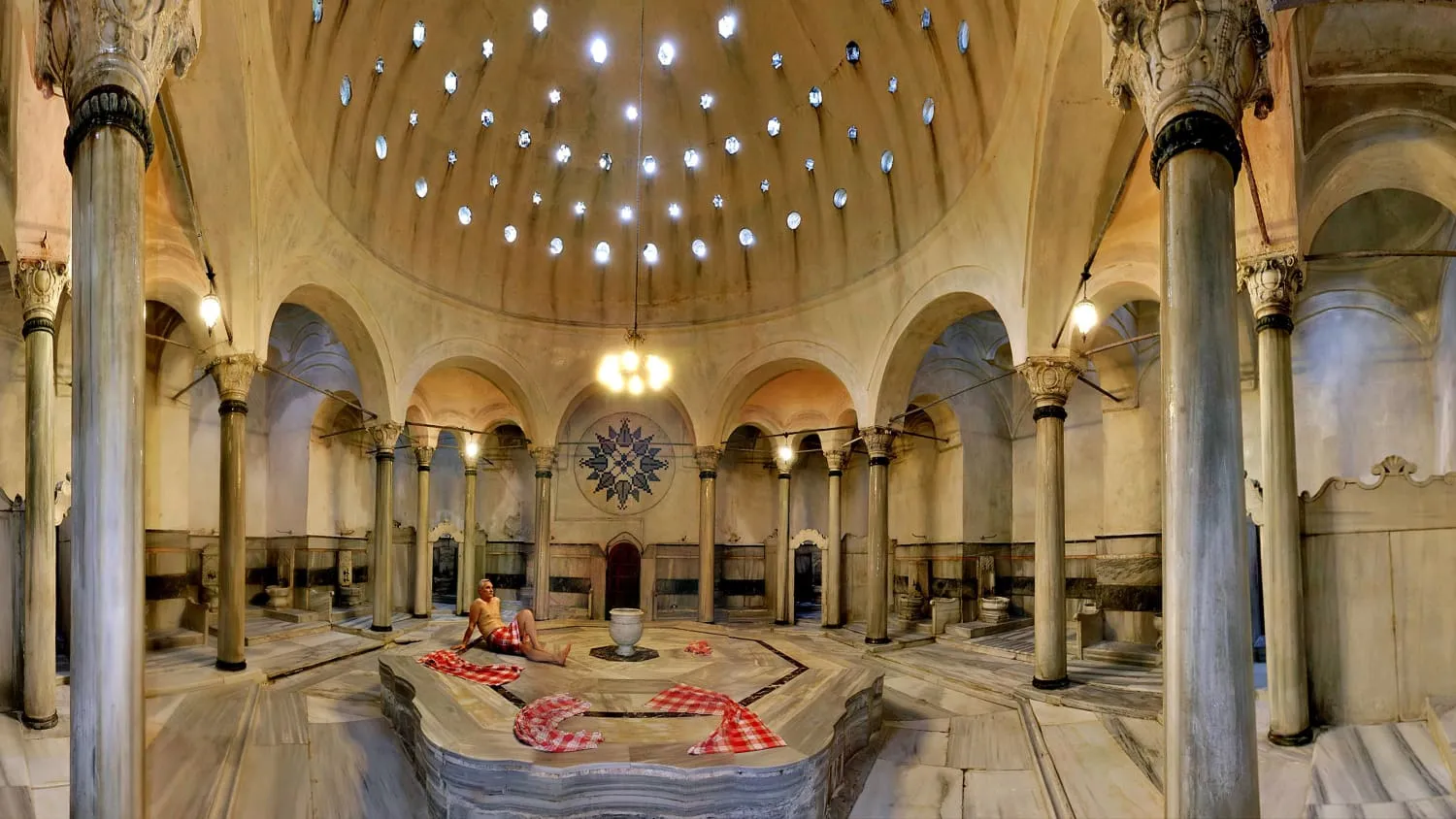 Ein Mann im Cagaloglu Hamam in Instanbul