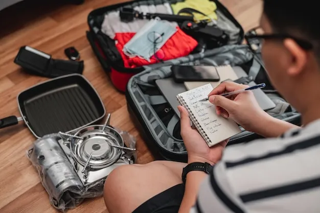 Ein Mann schaut besorgt auf einen Stapel Rechnungen und Finanzdokumente.