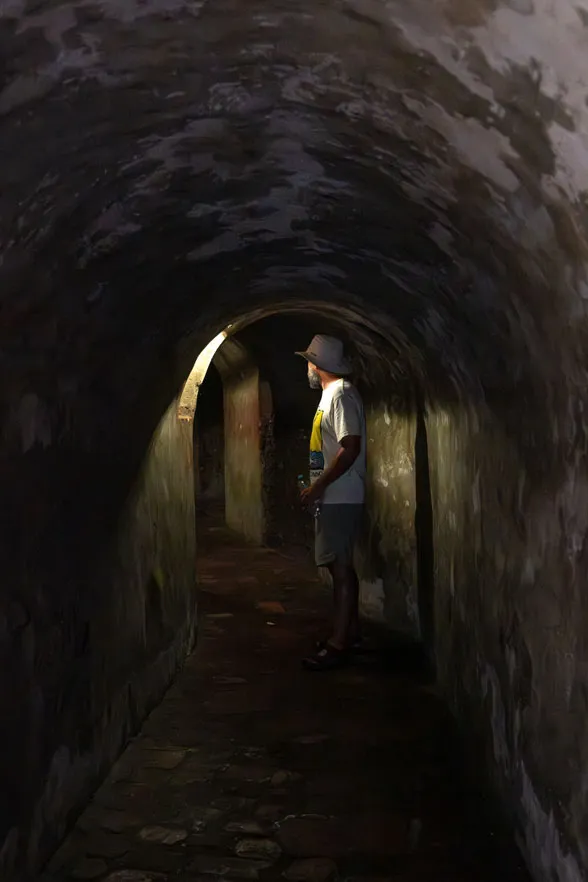 Ein Mann steht in einem dunklen Fußtunnel innerhalb einer Festungsanlage