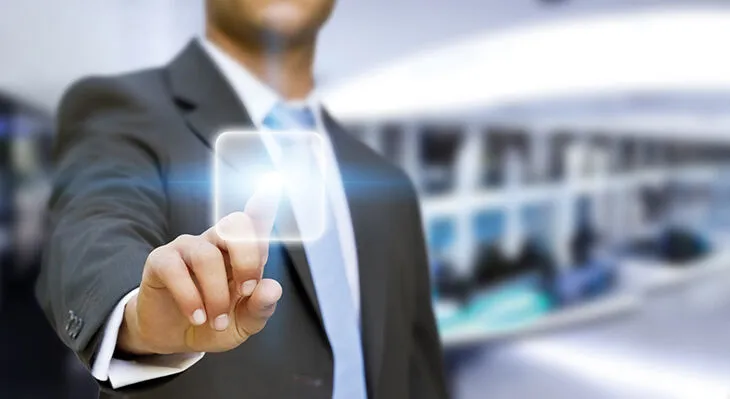 Ein Mensch betätigt einen digitalen Bildschirm, symbolisch für die Interaktion mit Technologie in der Bildung 4.0.