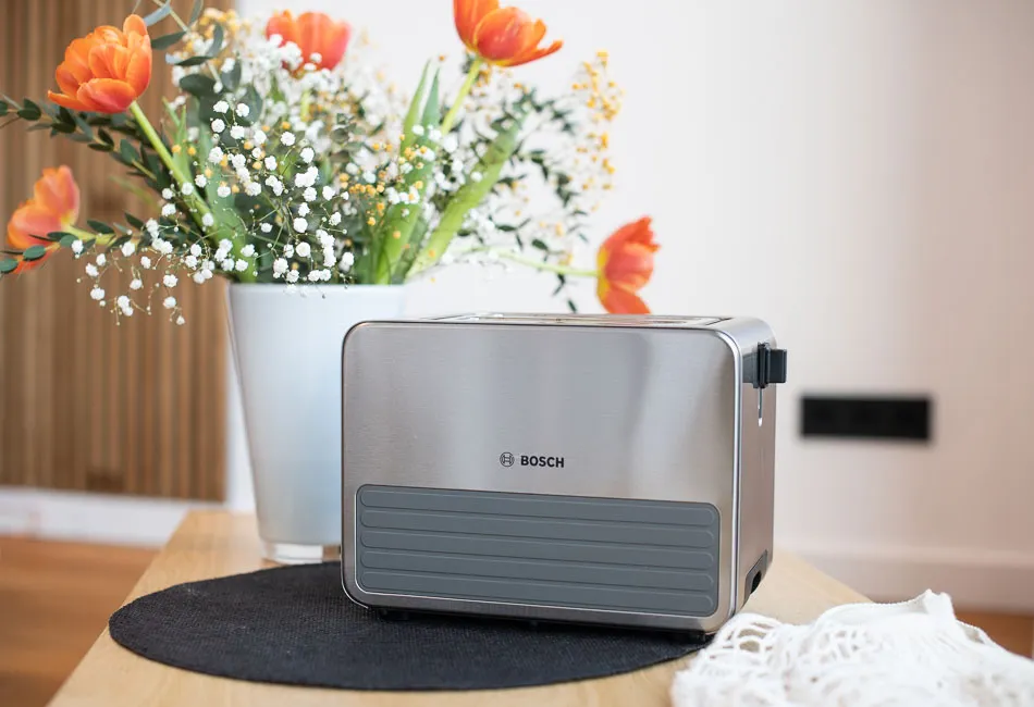 Ein moderner Edelstahl-Toaster steht auf einer sauberen Arbeitsplatte