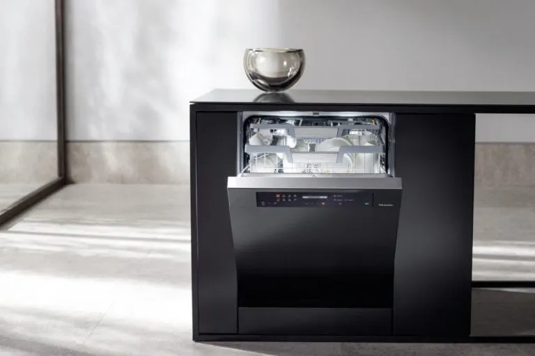 Ein moderner Miele Geschirrspüler der Serie G 7000, stellvertretend für Haushaltsgeräte, die ebenfalls von den neuen Energieeffizienzklassen betroffen sind.