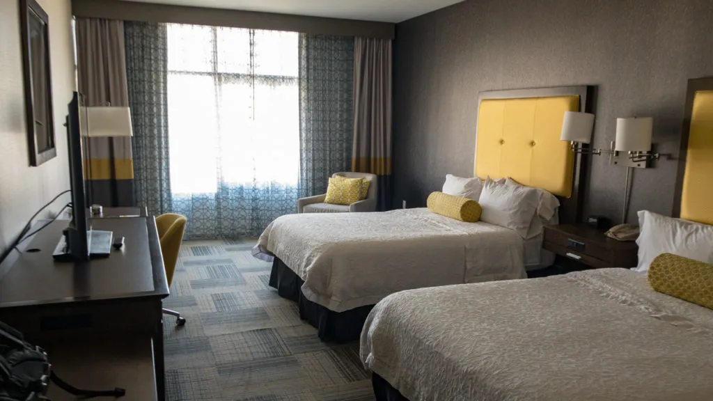 Ein modernes Hotelzimmer im Hampton Inn in Hollywood mit großem Bett und Blick auf die Stadt