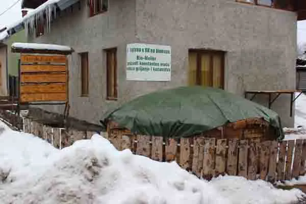 Ein nachhaltiger Biomeiler zur umweltfreundlichen Produktion von Warmwasser, der unsere Philosophie der Ressourcenschonung unterstreicht.