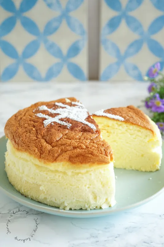 Ein Nahaufnahme-Bild des gesamten japanischen Käsekuchens, der seine perfekte Form und die zarte Kruste hervorhebt.