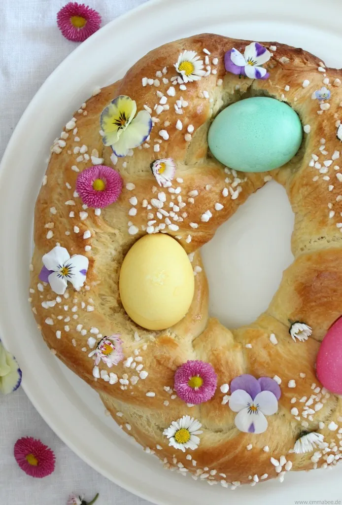 Ein Osterkranz, dekoriert mit Ostereiern
