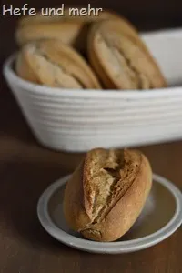 Ein oval geformtes Roggenbrötchen namens Pameln, aufgeschnitten und mit einer knusprigen Kruste, symbolisiert traditionelles ostdeutsches Backhandwerk.